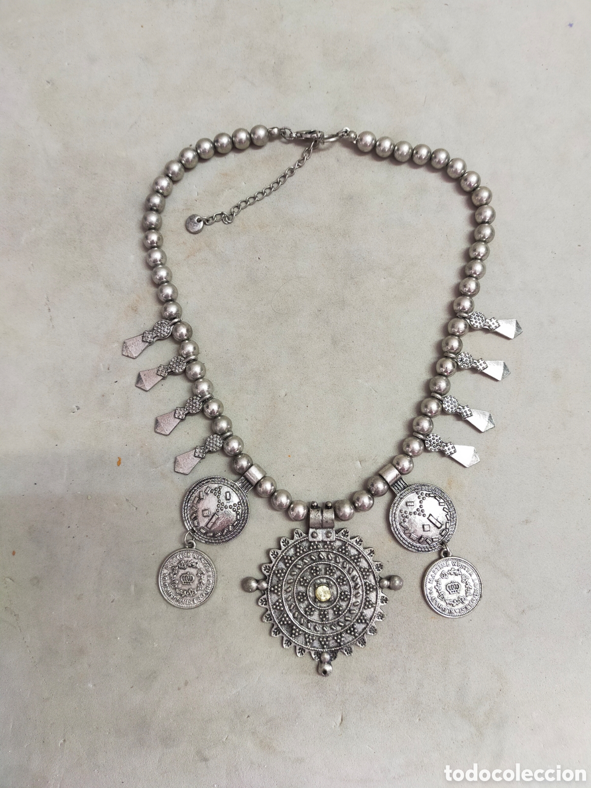 Gioielleria: COLLAR DE METAL CON CUENTAS Y MONEDAS.