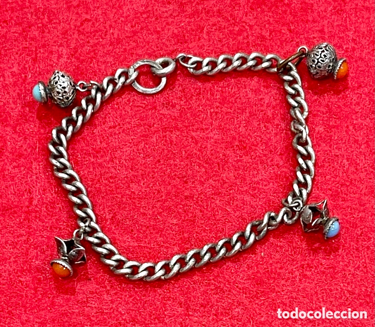 Joyeria: Bonita pulsera en metal plateado y pedrer&iacute;a.