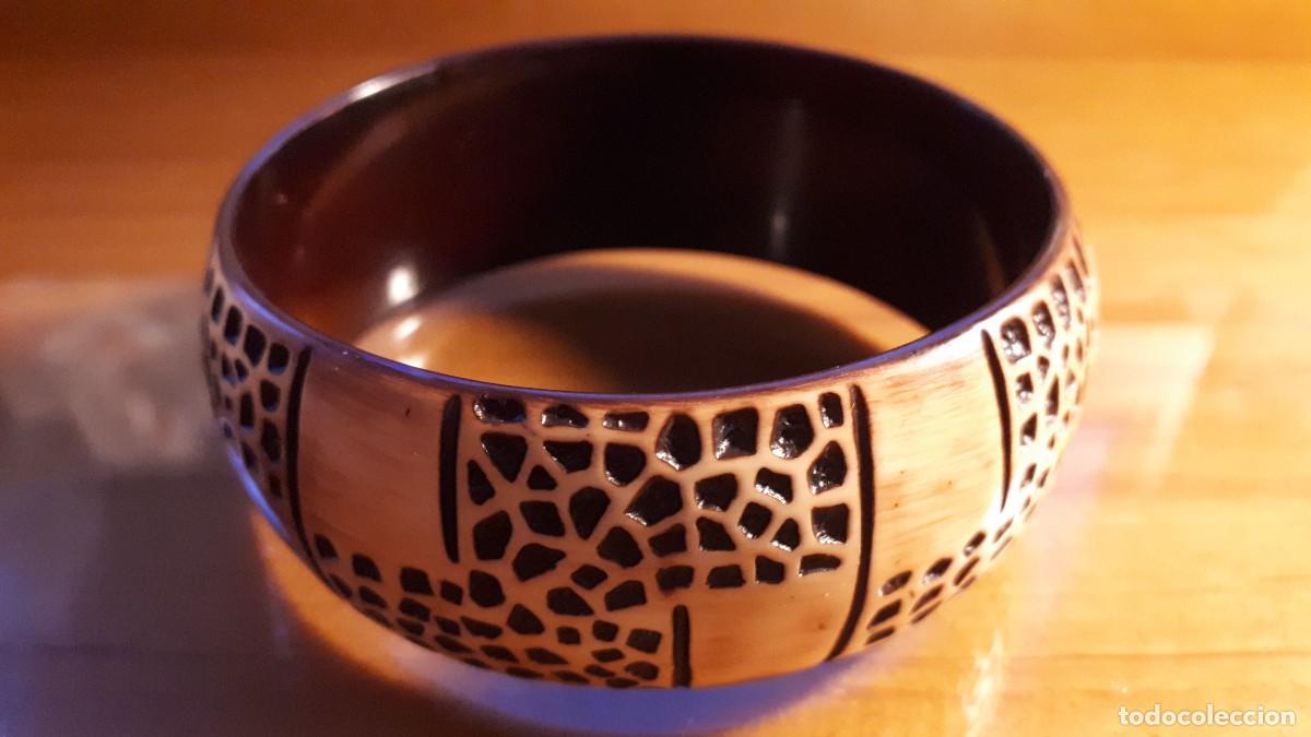 Joyeria: PULSERA DE MADERA R&Iacute;GIDA EN TONOS MARR&Oacute;N - ESTILO AFRICANO. - Foto 2