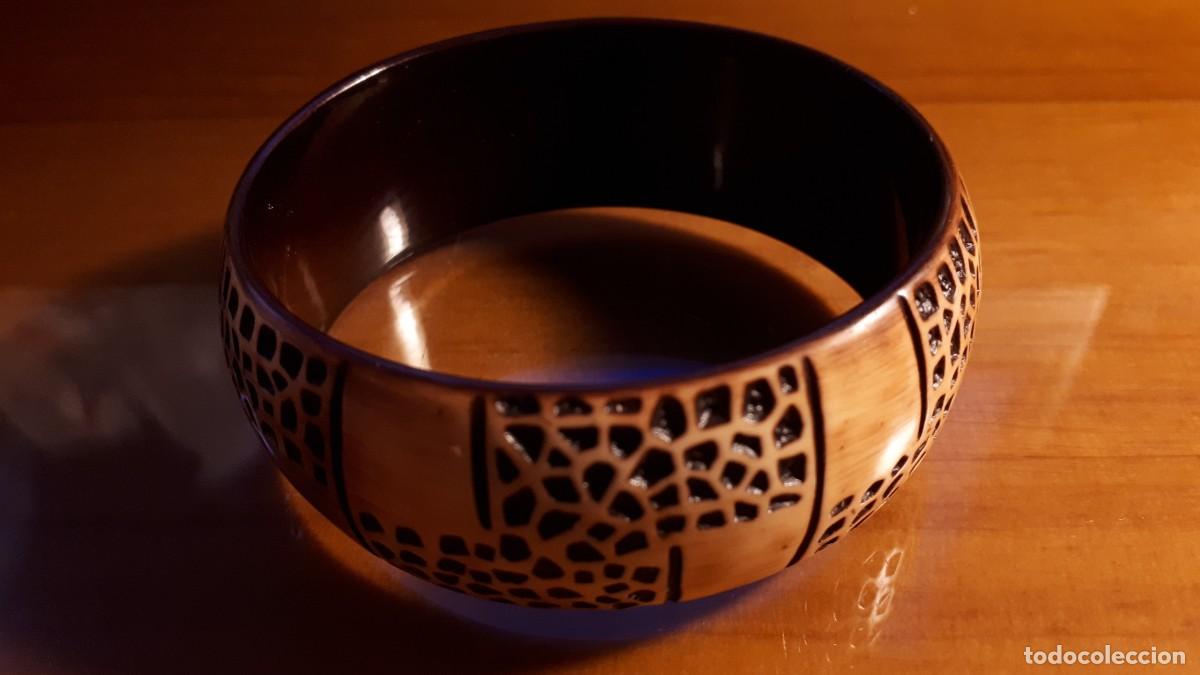 Joyeria: PULSERA DE MADERA R&Iacute;GIDA EN TONOS MARR&Oacute;N - ESTILO AFRICANO. - Foto 3