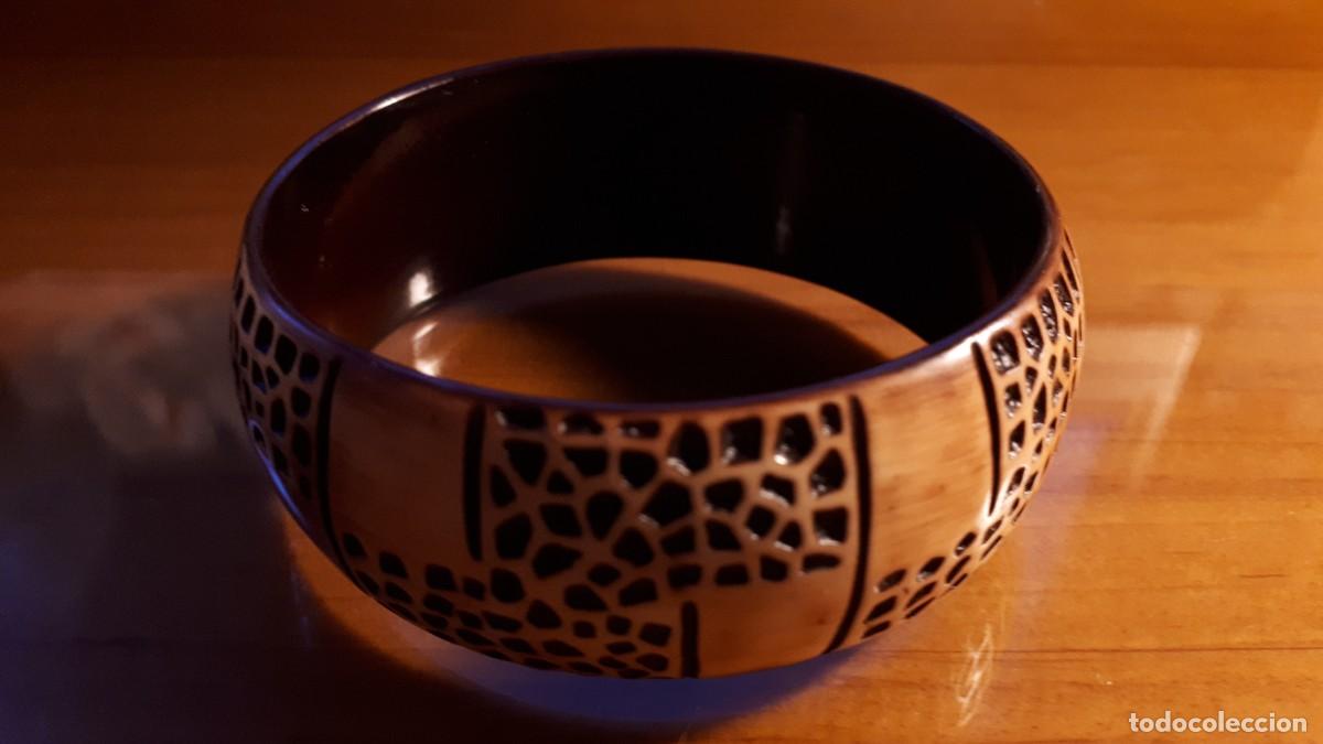 Joyeria: PULSERA DE MADERA R&Iacute;GIDA EN TONOS MARR&Oacute;N - ESTILO AFRICANO. - Foto 4