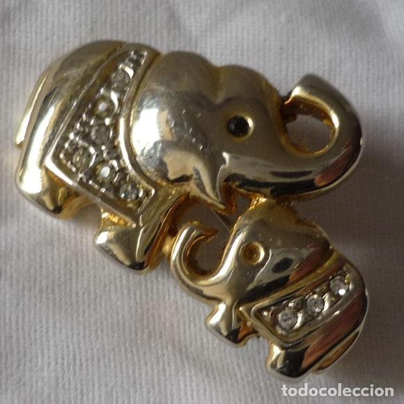 Gioielleria: Broche en metal plateado con pedrer&iacute;a, elefantes