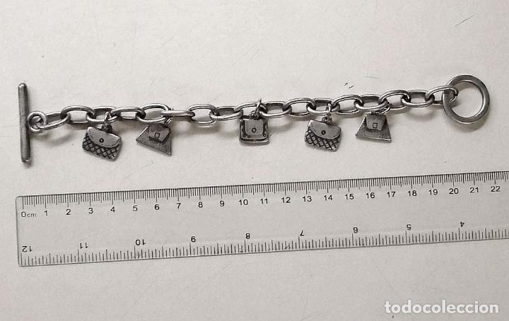 Joyeria: PULSERA METAL PLATEADA CON COLGANTES. - Foto 2