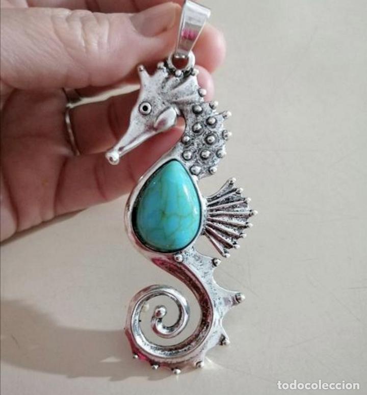 Joyeria: COLGANTE PLATEADO CON SIMIL TURQUESA, CABALLITO DE MAR. - Foto 1