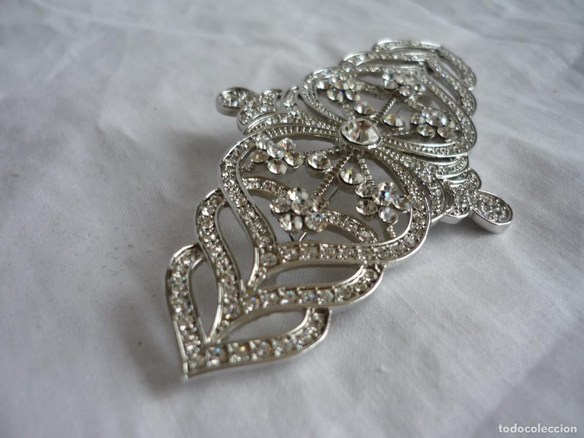 Joyeria: Broche en metal plateado y pedrer&iacute;a - Foto 3