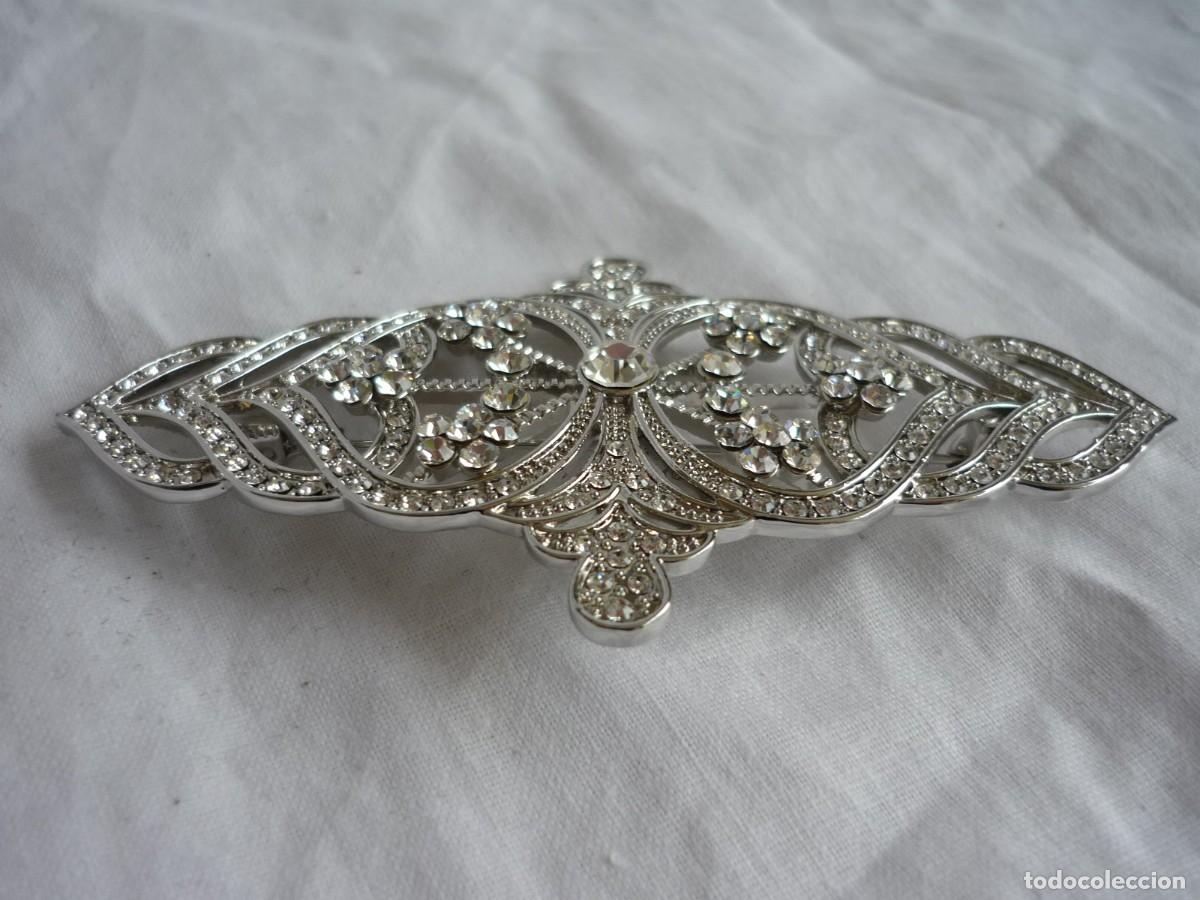 Joyeria: Broche en metal plateado y pedrer&iacute;a - Foto 4