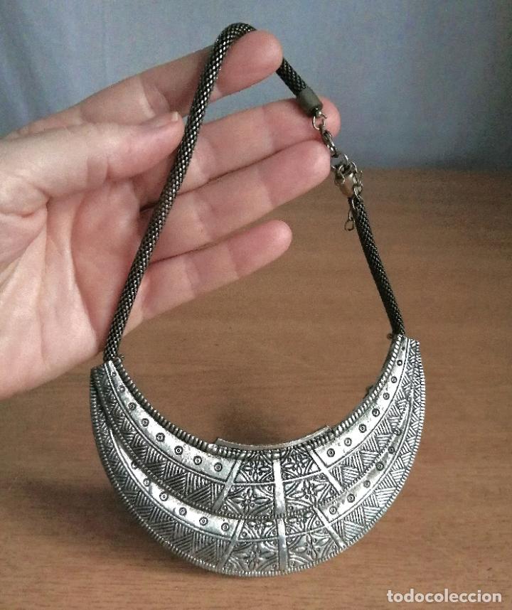 Joyeria: COLLAR CORTO, MET&Aacute;LICO PLATEADO. - Foto 2