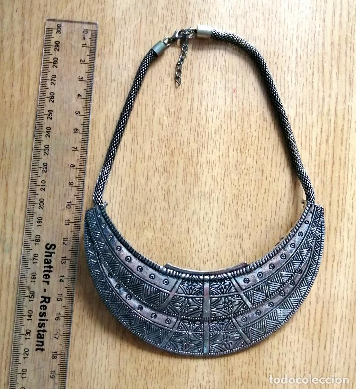 Joyeria: COLLAR CORTO, MET&Aacute;LICO PLATEADO. - Foto 3