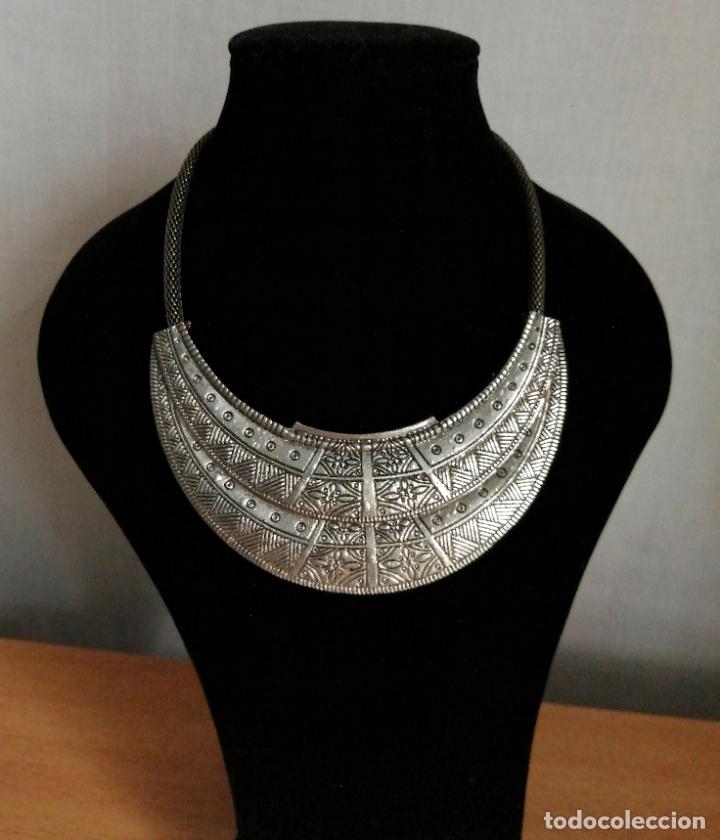 Joyeria: COLLAR CORTO, MET&Aacute;LICO PLATEADO. - Foto 1