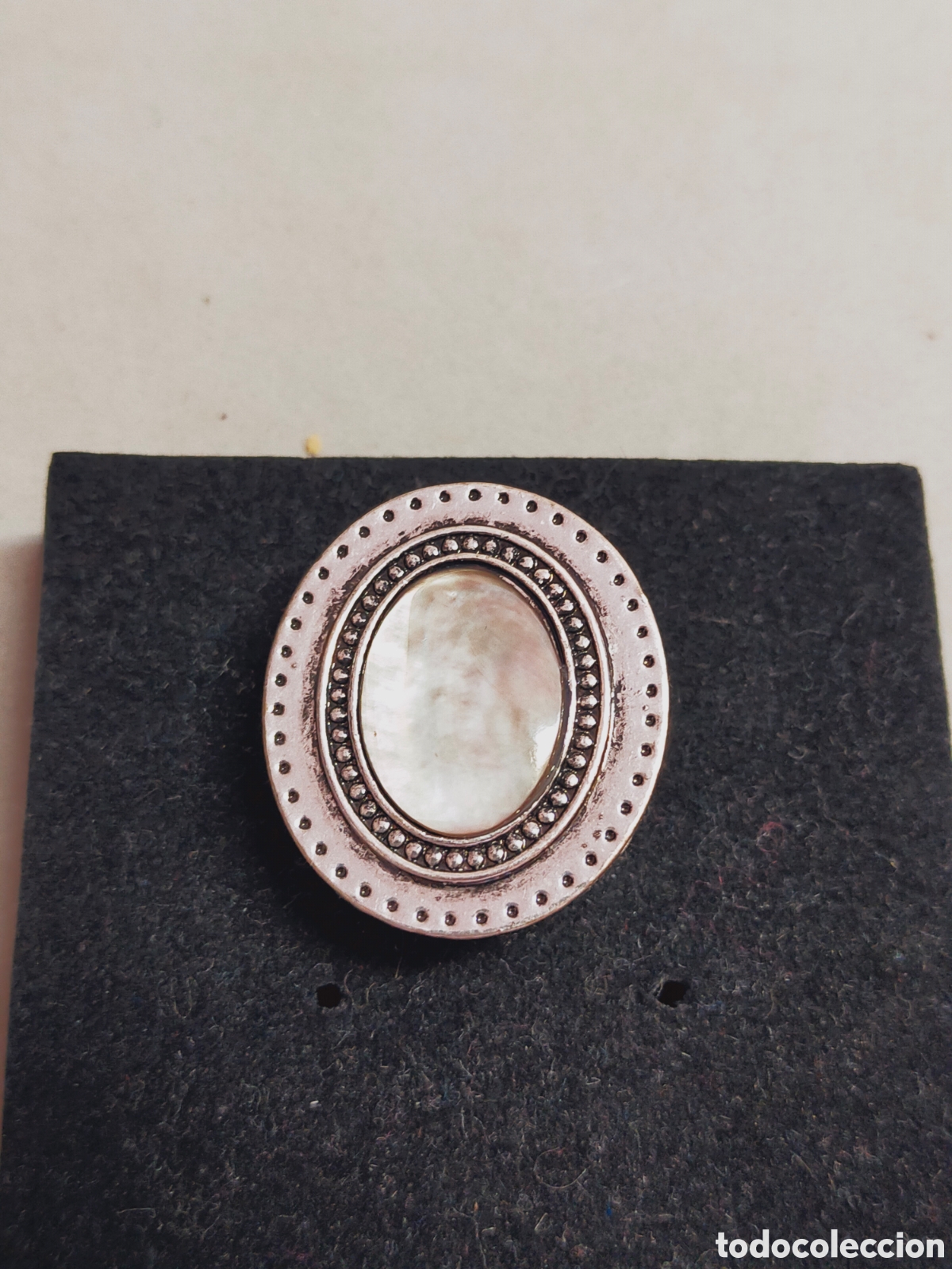 Joyeria: SORTIJA O ANILLO EN METAL PLATEADO CON NACAR.
