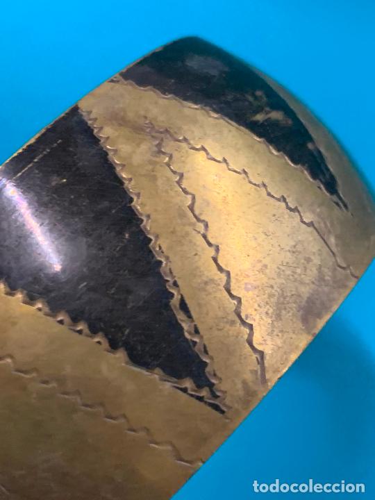 Joyeria: Bonito brazalete tipo esclava, de laton. Mide unos 6,7cms de diametro interior