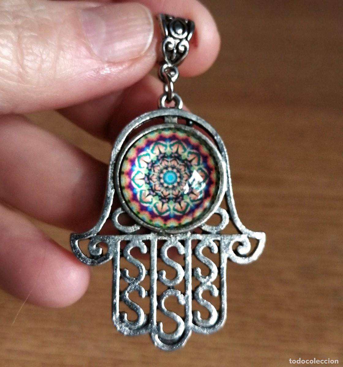 Schmuck: COLGANTE PLATEADO, MET&Aacute;LICO, CON MANO DE F&Aacute;TIMA Y MANDALA.