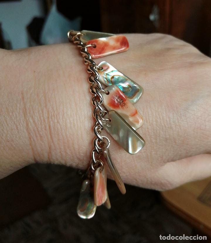 Joyeria: PULSERA, CADENA DORADA CON CON COLGANTES DE NACAR DE CONCHA. - Foto 3