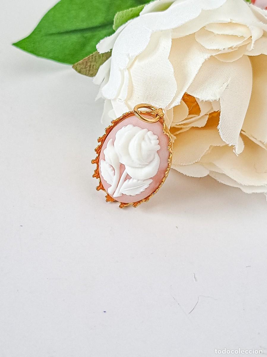 Gioielleria: ⌛1 cabuj&oacute;n de rosa en relieve insertado en base, a&ntilde;os 80. Resina / 1 rose resin cabochon on setting.