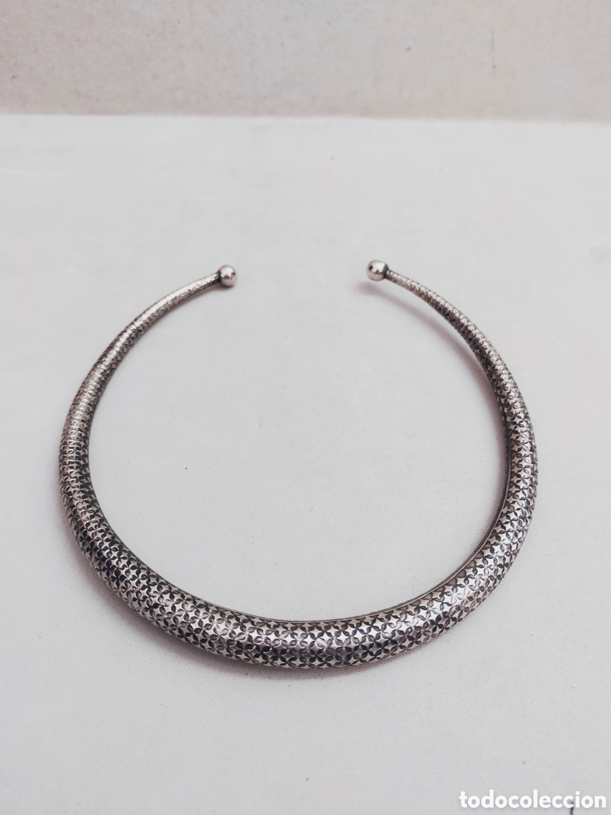 Gioielleria: GARGANTILLA R&Iacute;GIDA CON GRABADO ESTRELLADO EN METAL PLATEADO.