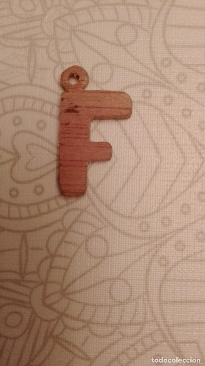 Gioielleria: Colgante con forma de F.