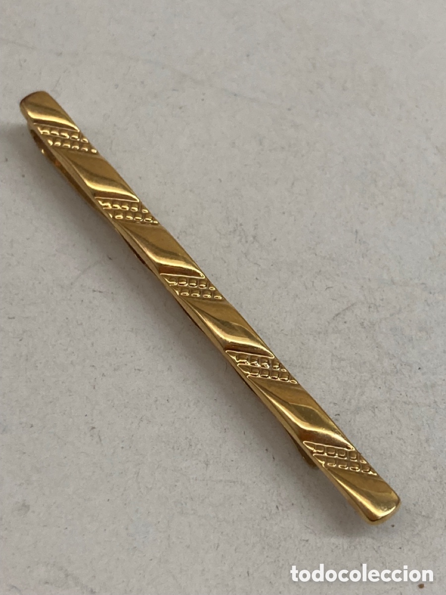 Joaillerie: Pasa corbata de metal dorado