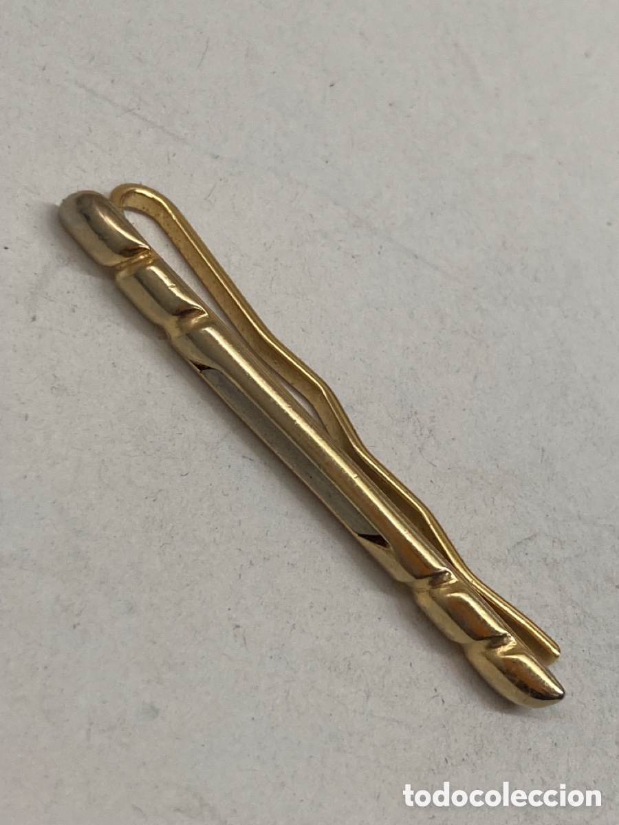 Joaillerie: Pasa corbata de bisuter&iacute;a dorada