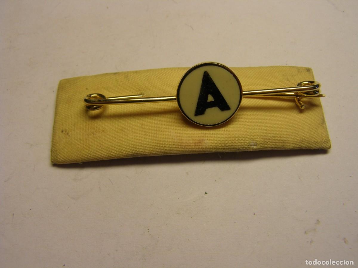 Joaillerie: Aguja de corbata o de pecho con inicial A dorada sobre esmalte blanco. A&ntilde;os 70-80.