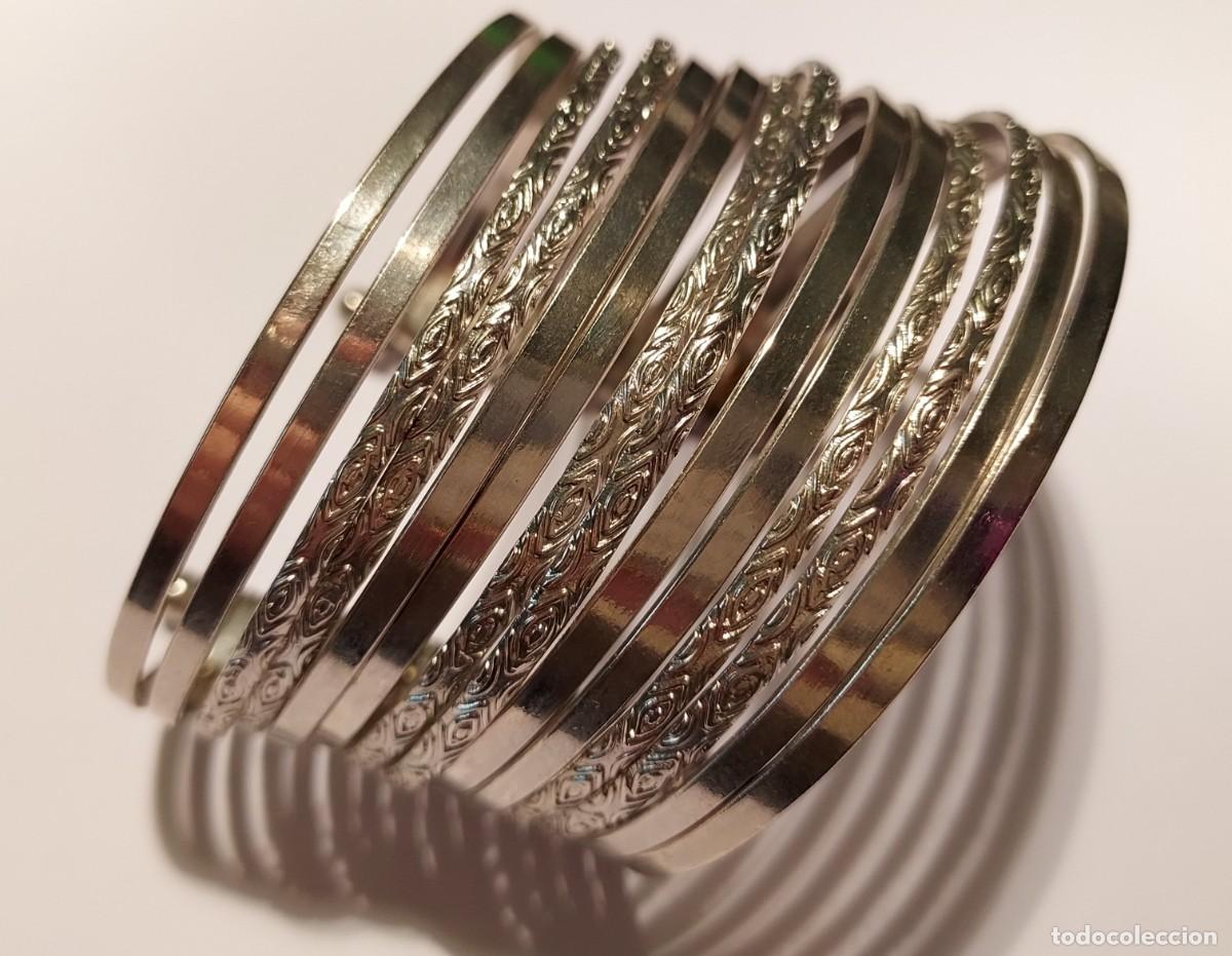 Joaillerie: BRAZALETE DE METAL PLATEADO- LABRADO - 6,5 CMS DE DI&Aacute;METRO INTERIOR - BISUTER&Iacute;A EN PERFECTO ESTADO
