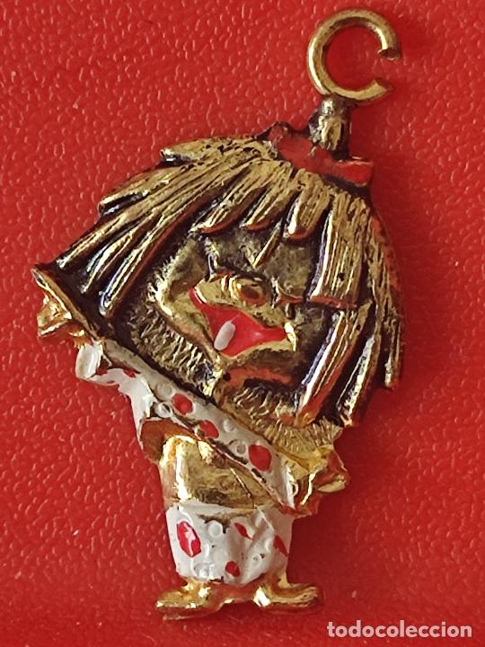 Schmuck: TELERIN CLEO FAMILIA COLGANTE RELIEVE NI&Ntilde;A PIJAMA PINTADO A MANO 2,5 CMS ALTO METAL DORADO