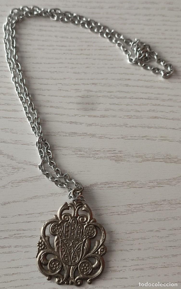 Joaillerie: COLGANTE MET&Aacute;LICO CON IMAGEN DE DROMEDARIO Y CADENA DE PL&Aacute;STICO (38 cm.) &middot; PESO: 26 GRAMOS