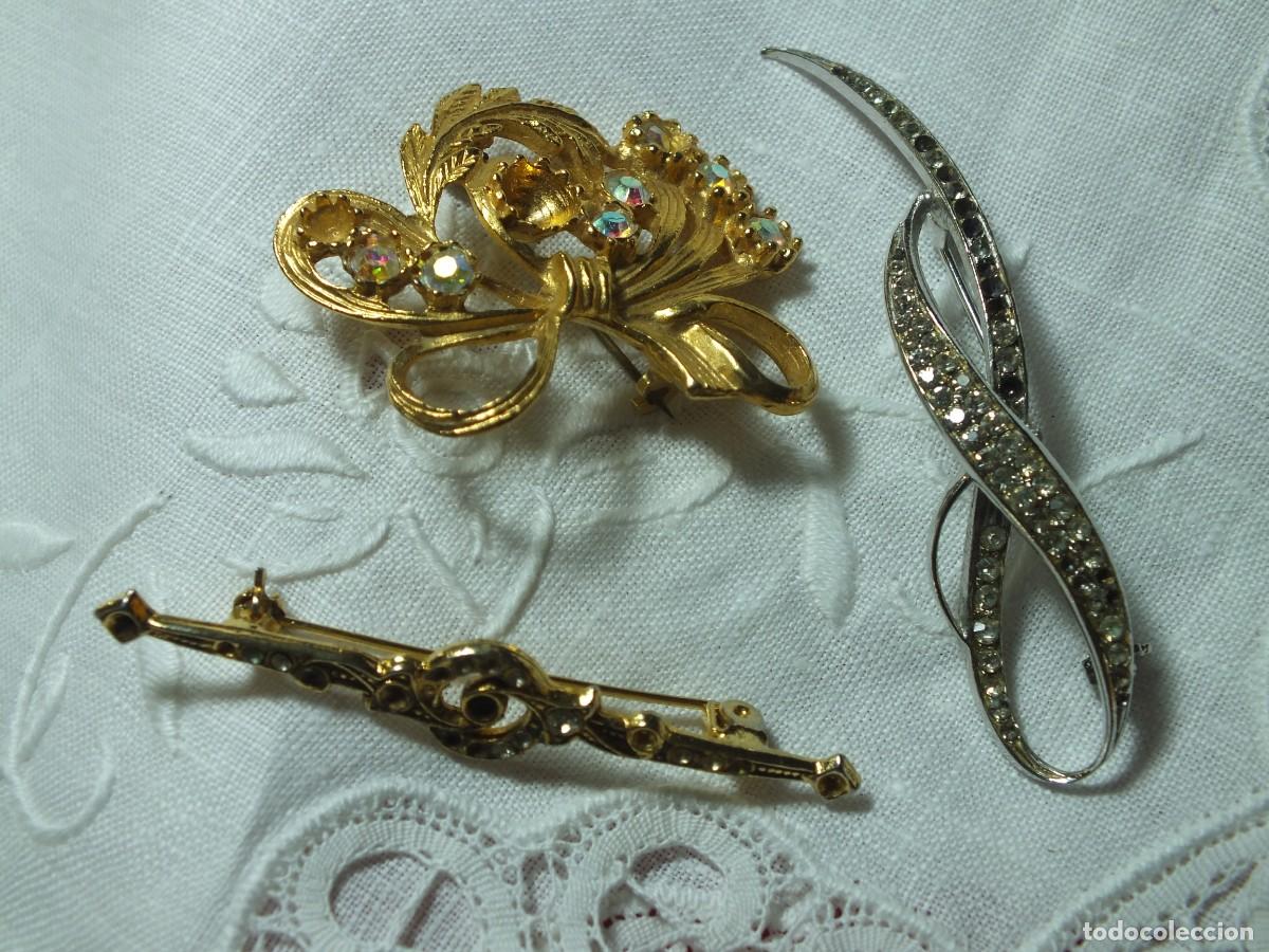 Joaillerie: CONJUNTO DE TRES BROCHES DE ALFILER CON PEDER&Iacute;A