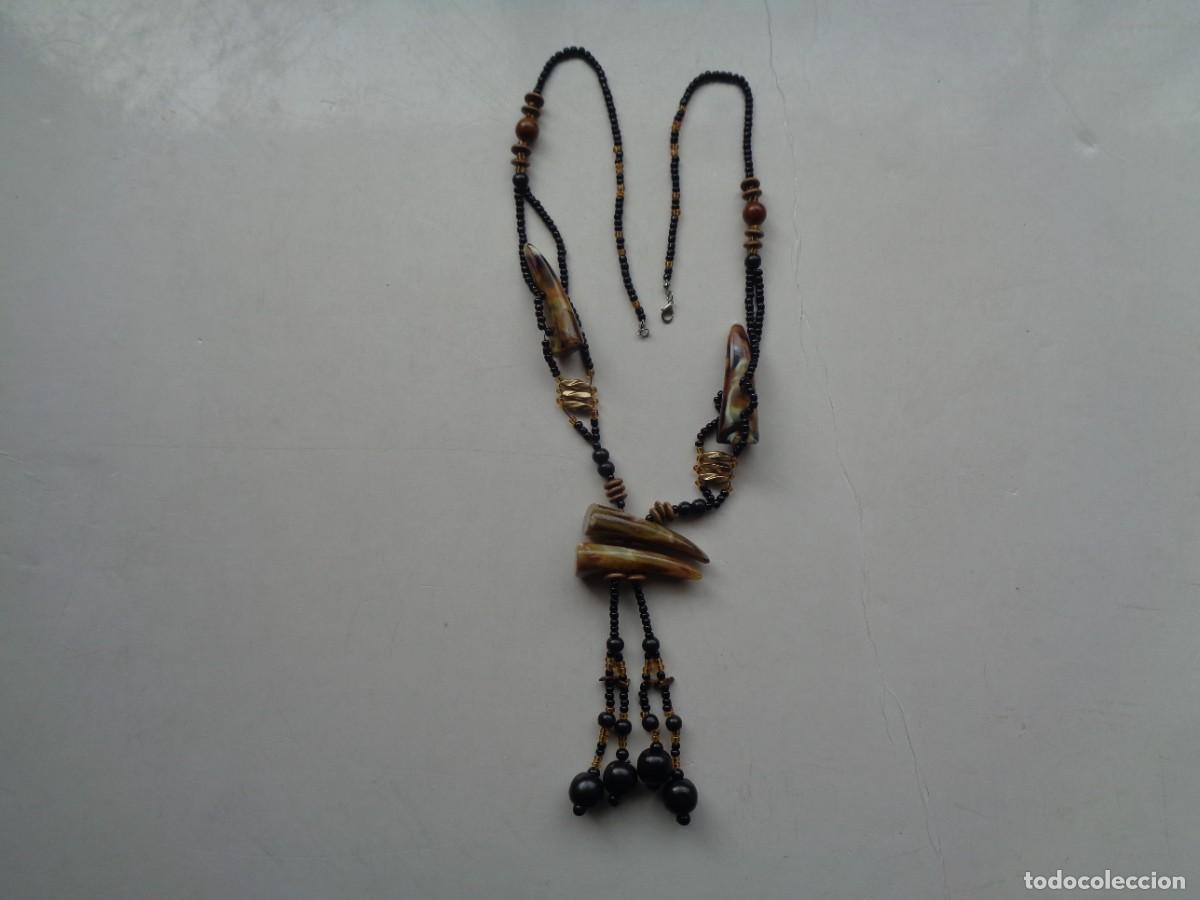 Joaillerie: COLLAR DE CUENTAS NEGRAS MARRONES Y CUERNECILLOS DE ASTA