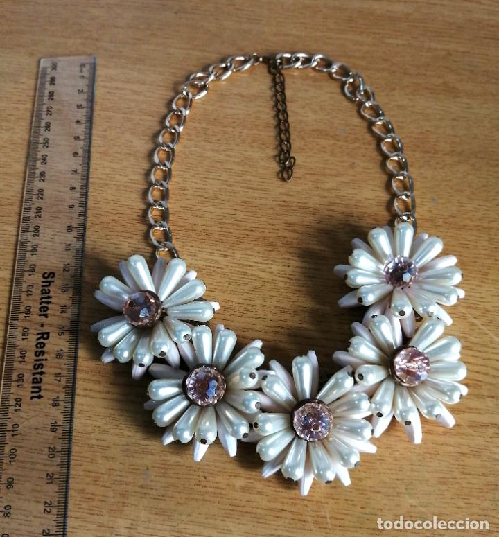 Joyeria: COLLAR FORMA FLORES DE PERLAS SINTETICAS. - Foto 2