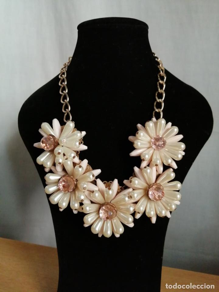 Joyeria: COLLAR FORMA FLORES DE PERLAS SINTETICAS. - Foto 3