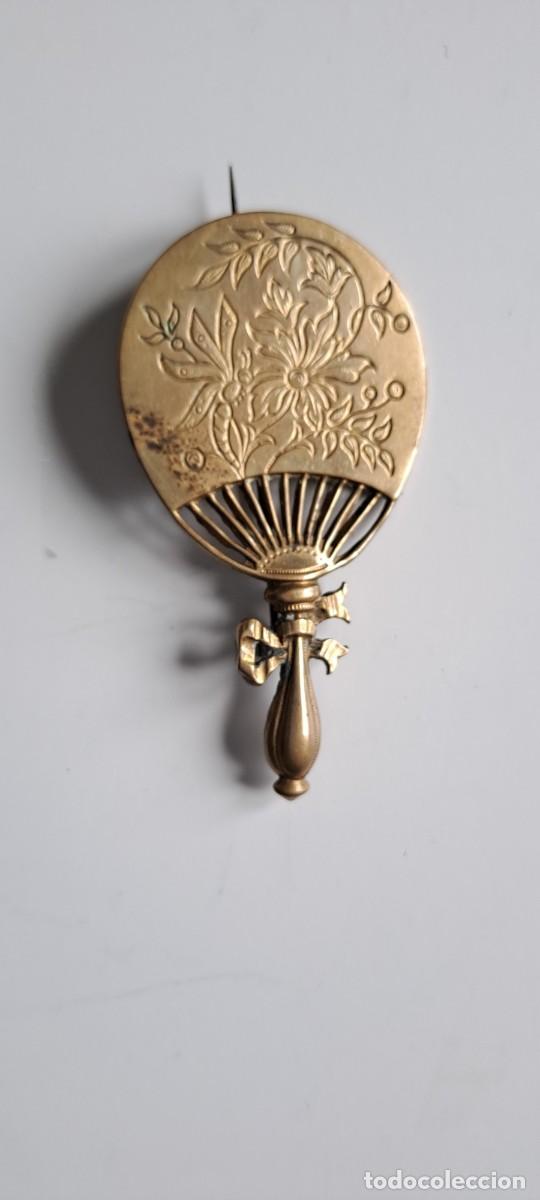 Gioielleria: Broche de metal S. XIX Forma de abanico pai pai, con adornos grabados