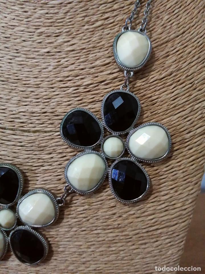 Joyeria: COLLAR CORTO, CON COLGANTES FORMA DE FLOR. - Foto 2