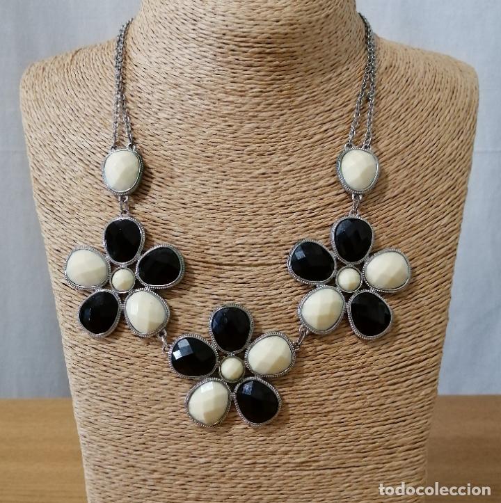 Joyeria: COLLAR CORTO, CON COLGANTES FORMA DE FLOR. - Foto 1