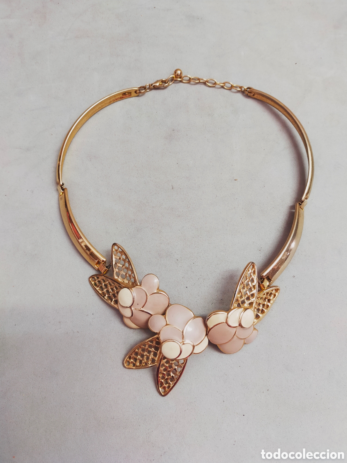 Joaillerie: COLLAR GARGANTILLA DE METAL DORADO ESMALTADO SEMIRRIGIDA.