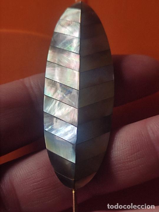 Joaillerie: BROCHE NACAR O SIMILAR FIGURA PLUMA 7 CMS ALTO OJAL AGUJA 8 CMS LARGO