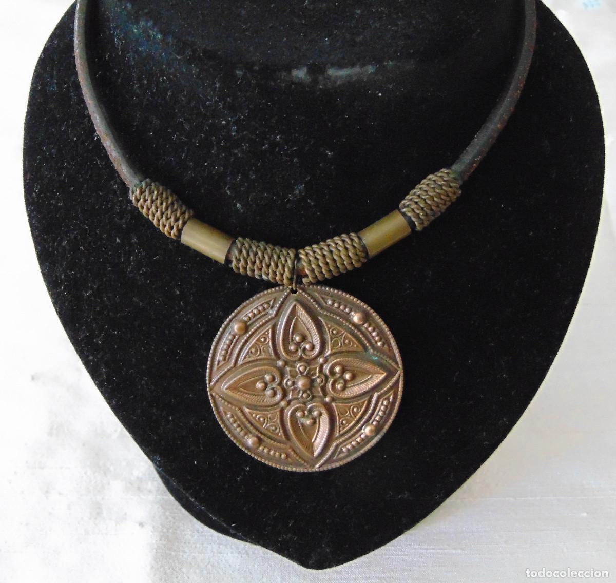 Joalharia: COLLAR GARGANTILLA CON MEDALL&Oacute;N DE COBRE LABRADO Y CORD&Oacute;N DE CUERO CON BRONCE - HIPPIE CHIC - UNISEX