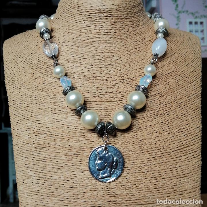 Joyeria: COLLAR PERLAS SINT&Eacute;TICAS Y CRISTAL. PLATEADO. - Foto 1