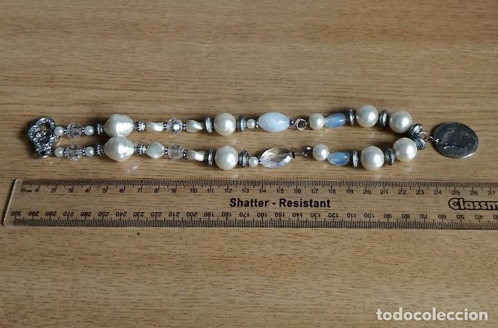Joyeria: COLLAR PERLAS SINT&Eacute;TICAS Y CRISTAL. PLATEADO. - Foto 3