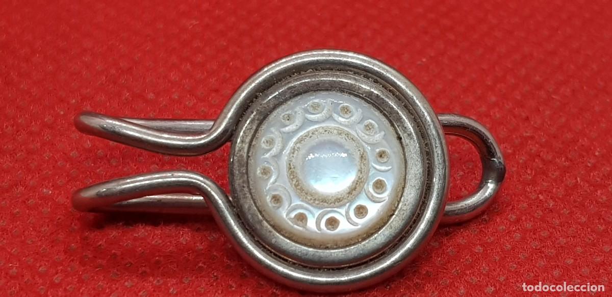 Gioielleria: Pinza sujeta pa&ntilde;uelos n&aacute;car y metal antigua