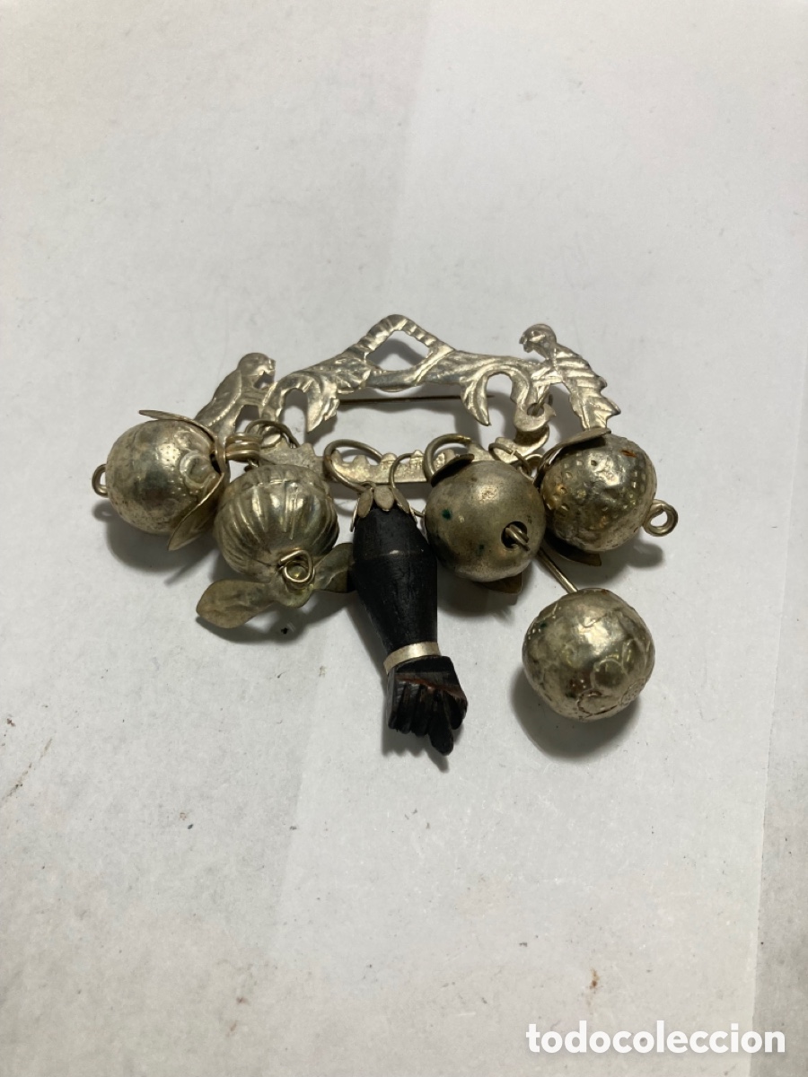 Gioielleria: Broche antiguo siglo XIX plateado tipo sonajero pu&ntilde;o mal de ojo /B24