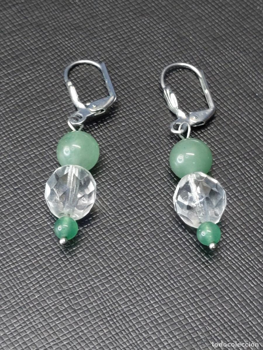 Schmuck: Pendientes largos de bisuter&iacute;a. Cristal transparente y piedra verde.