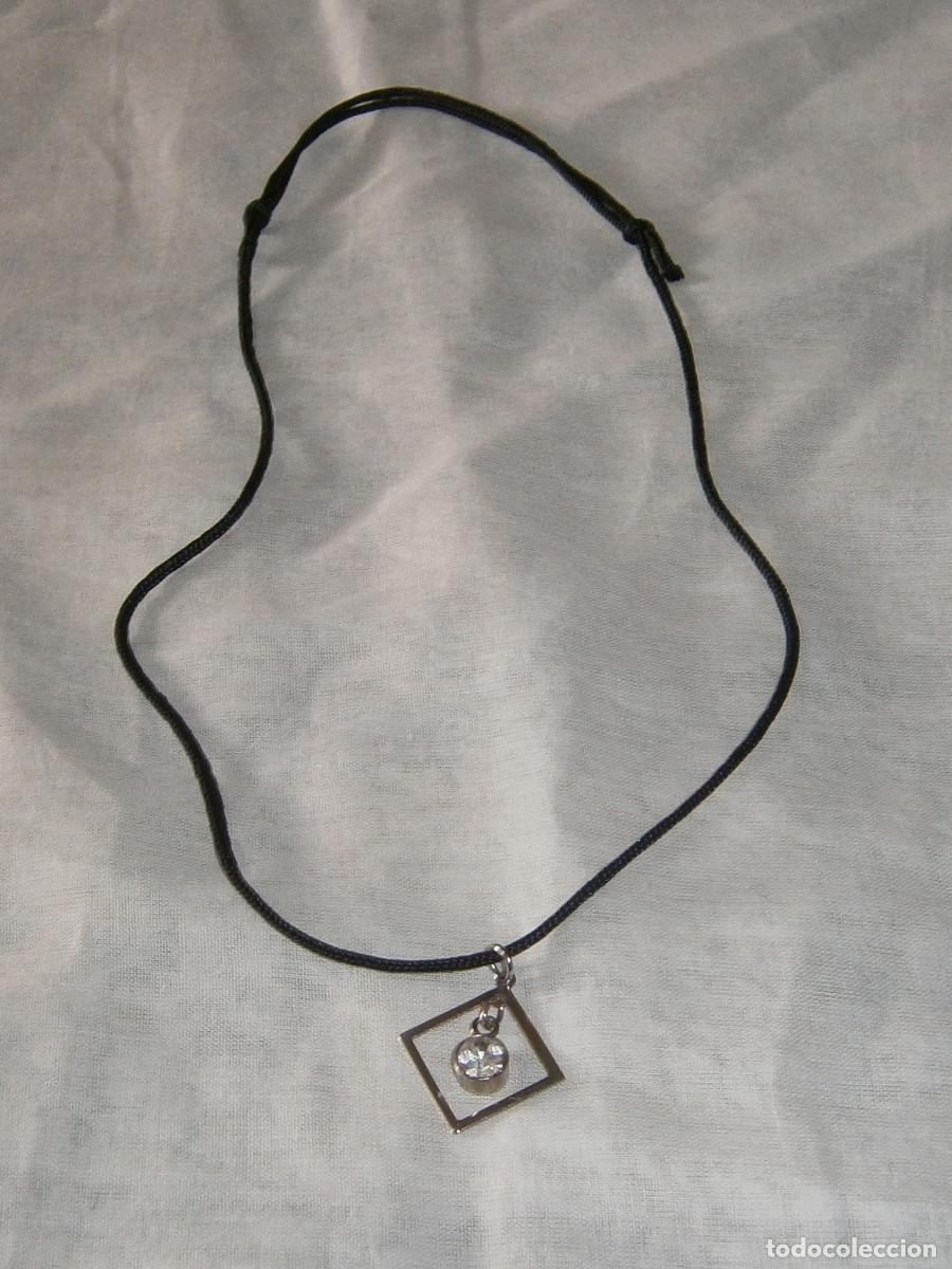 Joalharia: colgante plateado con piedra brillante