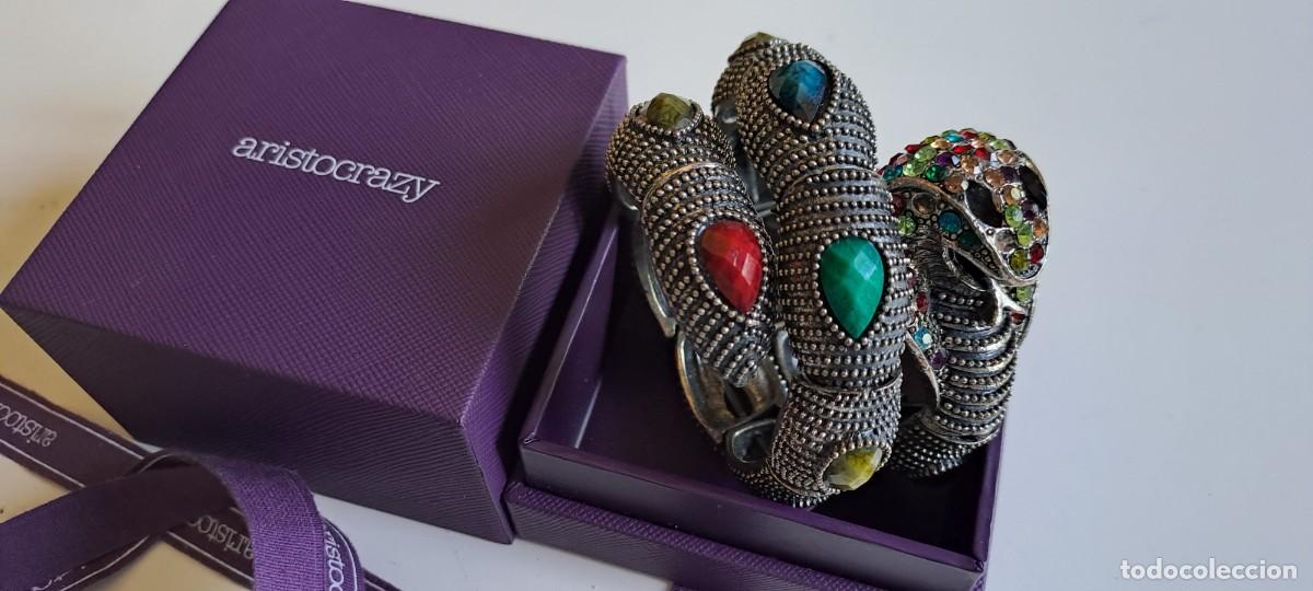 Joalharia: Pulsera brazalete articulada con forma de serpiente. De metal con adornos de cristal facetado