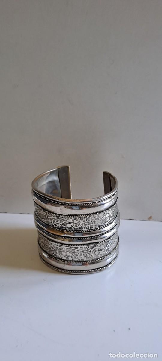 Joalharia: Brazalete, pulsera r&iacute;gida ancha de metal labrado y plateado