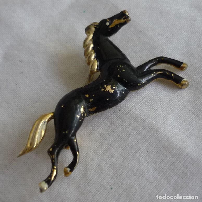 Joyeria: Antiguo broche de lat&oacute;n en forma de caballo - Foto 1