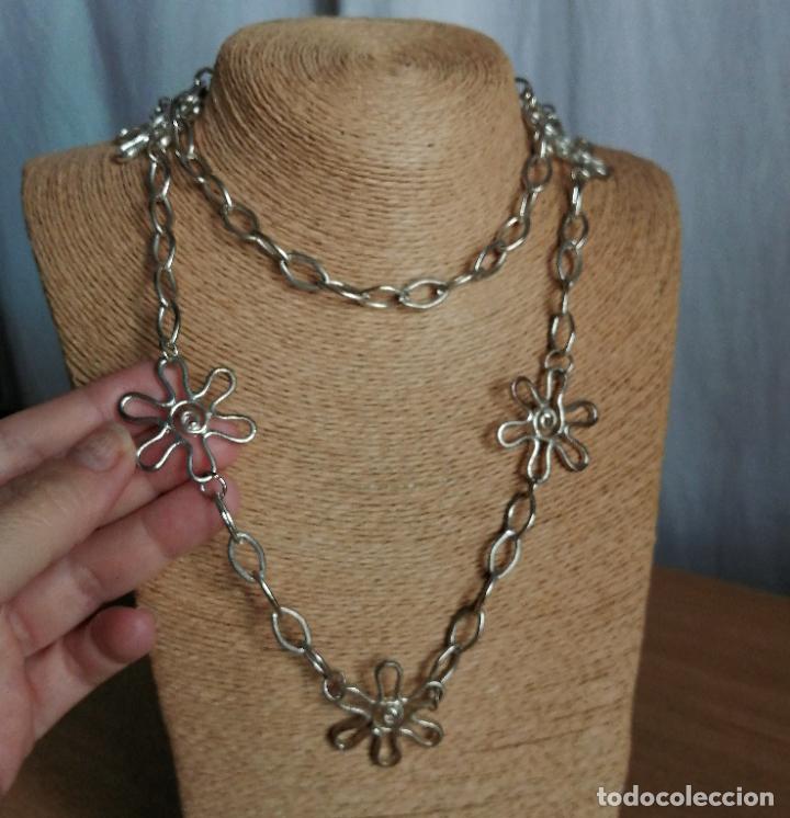 Joyeria: COLLAR LARGO PLATEADO CADENA CON FLORES. - Foto 3