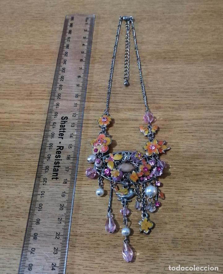 Joyeria: COLLAR CORTO PLATEADO CON FLORES. - Foto 2