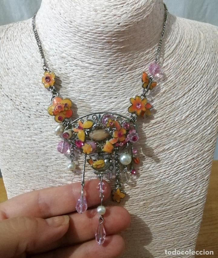 Joyeria: COLLAR CORTO PLATEADO CON FLORES. - Foto 3