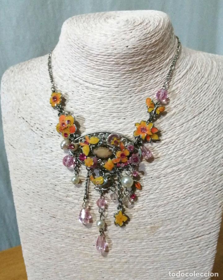 Joyeria: COLLAR CORTO PLATEADO CON FLORES. - Foto 1