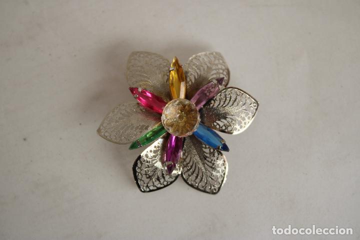 Joaillerie: broche flor con cristales de colores